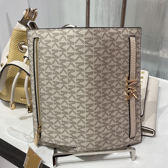 MICHAEL KORS
Reed Large Snap Signature Wallet
35S3G6RE3B
Lt Cream Multi
NWT - Picture 9 of 16